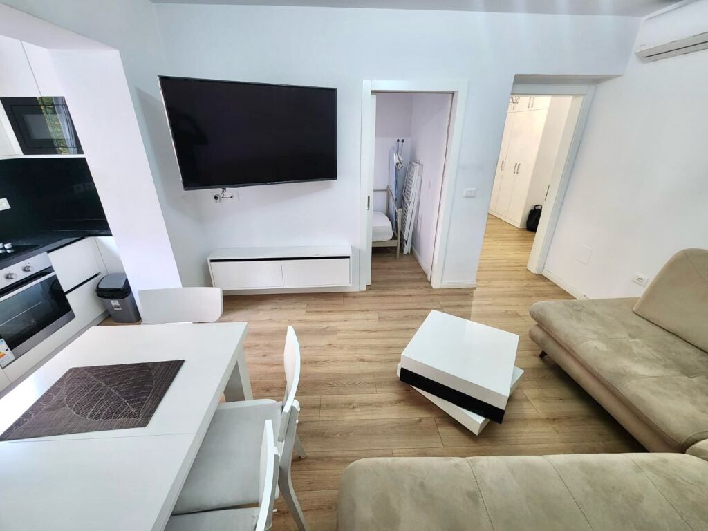 ffittasi Moderno Appartamento 2+1! 🔑 📍 Posizione: Via dei Kosovari (Zona Petro Nini / Lago) 💰 Prezzo: 600 Euro/mese