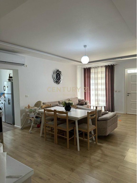 Vila dy katëshe së bashku me garazh ndodhet në Katund-Sukth, Durrës, në një zonë të qetë dhe shumë të përshtatshme për banim. Çmimi: 16,500,000 Lekë të reja  Sipërfaqe totale: 343m² Sipërfaqe trualli: 300 m² Sipërfaqe ndërtimi: 236 m² Organizimi: Kati i parë (103 m²) – Apartament 2+1 + Garazh • Dhomë ndenje me kuzhinë • 2 dhoma gjumi • 1 tualet • Garazh • Oborr i bollshëm Kati i dytë (133 m²) – Apartament 2+1 • Dhomë ndenje me kuzhinë • 2 dhoma gjumi • 1 tualet • Ballkon i madh Kati i parë totalisht i investuar dhe i mobiluar deri në detaje Lidhja mes kateve me shkallë të brendshme Zonë e qetë, larg zhurmave të qytetit Dokumentacion i rregullt hipotekor Na kontaktoni për më shumë informacion ose për një vizitë në pronë