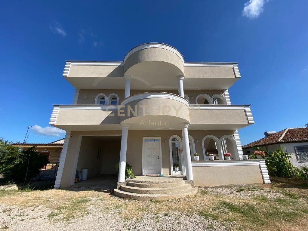 Vila dy katëshe së bashku me garazh ndodhet në Katund-Sukth, Durrës, në një zonë të qetë dhe shumë të përshtatshme për banim. Çmimi: 16,500,000 Lekë të reja  Sipërfaqe totale: 343m² Sipërfaqe trualli: 300 m² Sipërfaqe ndërtimi: 236 m² Organizimi: Kati i parë (103 m²) – Apartament 2+1 + Garazh • Dhomë ndenje me kuzhinë • 2 dhoma gjumi • 1 tualet • Garazh • Oborr i bollshëm Kati i dytë (133 m²) – Apartament 2+1 • Dhomë ndenje me kuzhinë • 2 dhoma gjumi • 1 tualet • Ballkon i madh Kati i parë totalisht i investuar dhe i mobiluar deri në detaje Lidhja mes kateve me shkallë të brendshme Zonë e qetë, larg zhurmave të qytetit Dokumentacion i rregullt hipotekor Na kontaktoni për më shumë informacion ose për një vizitë në pronë