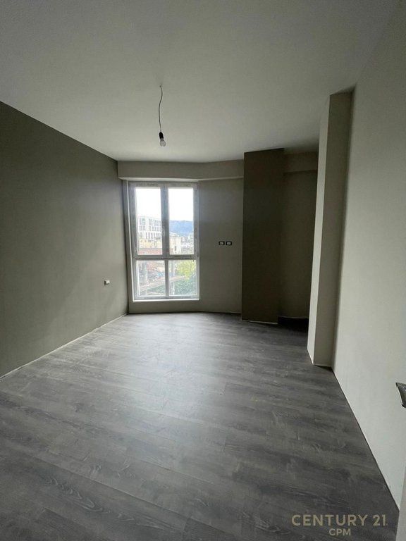 Shitet apartament 3+1+2 tek Komuna e Parisit (Bega 07