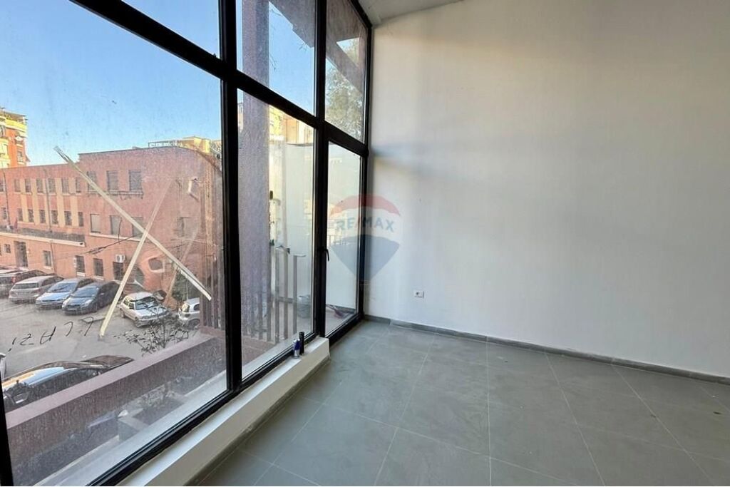 Zyrë - Për Qira - Rruga e Kavajës, Tiranë