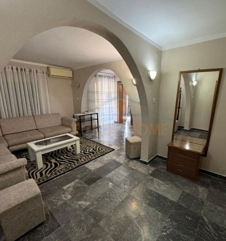 Affitto Appartamento 2+1+2, Via Fortuzi, Tirana