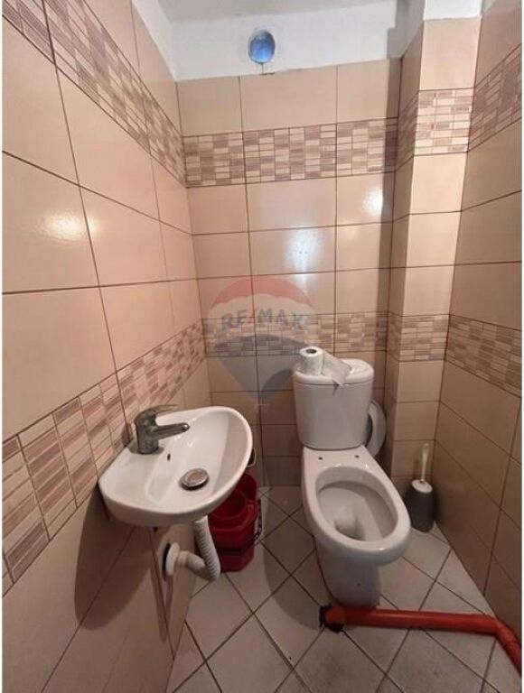 🏢 Dyqan për Shitje – Pranë Spitalit, Rruga Ali Demi, Vlorë