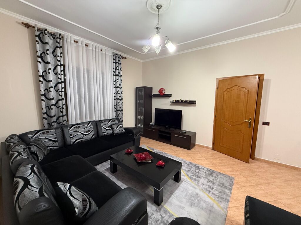 📣 AFFITTO Appartamento 2+1 con Parcheggio 📍 Vicino a Casa Italia ✨   🏠 Parte di Villa 🪜 Piano 1  🛋️ Arredato con Condizioni Moderne   💶 Prezzo 50.000 Leke al Mese