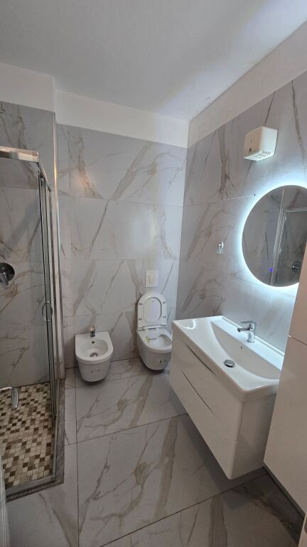 Apartament me qira në zemër të Bllokut – Rr. Brigada VIII