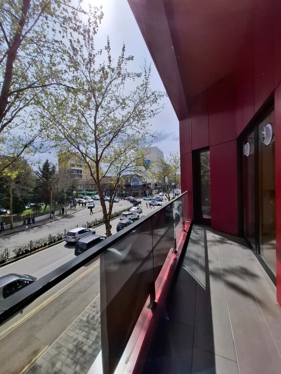 Affittasi Ufficio Premium – Complesso Arlis / Farmacia 10 📍 Posizione: Vista sulla strada principale (Vicino a QSUT e Facoltà di Medicina) 💰 Prezzo: 2.200 Euro/mese