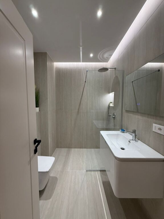 Locale Ufficio in Affitto in Zona Elite – Di Fronte a Coin, Tirana