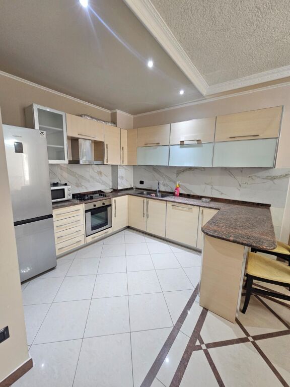 JEPET ME QERA  APARTAMENT 2+1+2 + DEPO  PRANE ISH URT