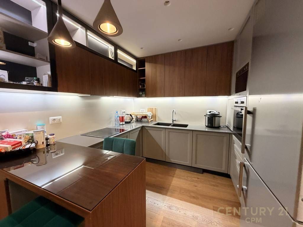 VENDIAMO APPARTAMENTO 3+1+2+2 POSTI AUTO VICINO ALLO STADIO AIR ALBANIA