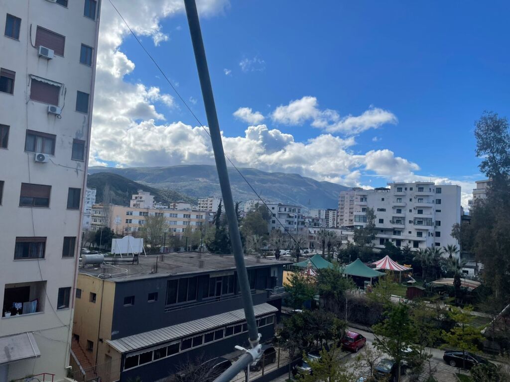 🏡 APARTAMENT 3+1 ME QIRA – PRANË PARKUT AULONA, VLORË