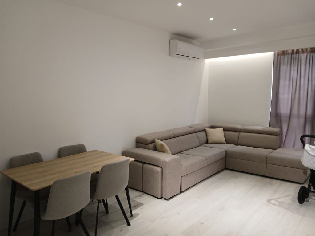 Appartamento 1+1, Astir!