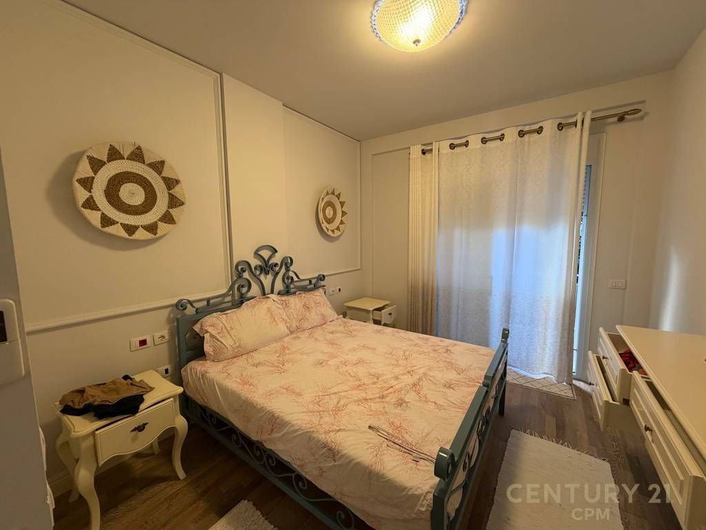 Apartament 2+1 me oborr për shitje në Gjirin e Lalezit!