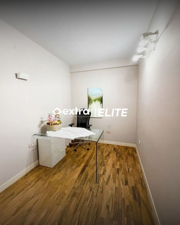 Locale Commerciale in Affitto Ex Ristorante Durazzo, Tirana