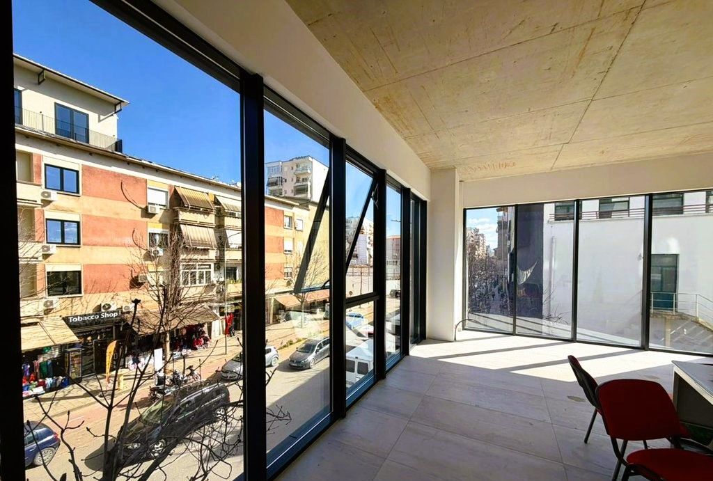 AMBIENT 110 METRA OPEN SPACE BUZE RRUGES BARRIKADAVE PER QIRA!