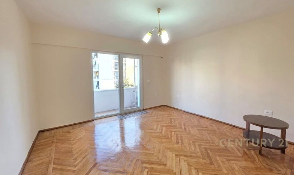Empty apartment for rent at Pazari i Ri