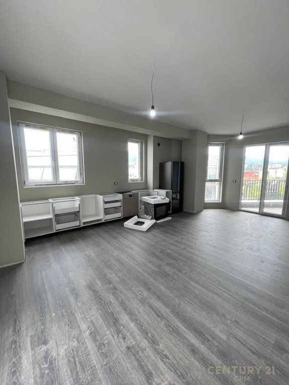 Shitet apartament 3+1+2 tek Komuna e Parisit (Bega 07