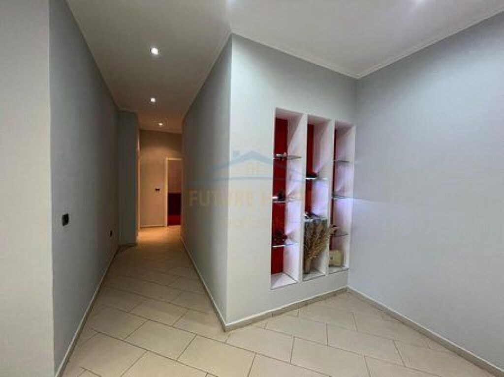 Shitet apartament 2+1 Rruga e Dibres Tirane