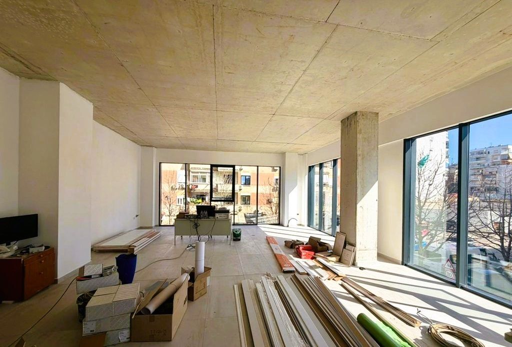 AMBIENT 110 METRA OPEN SPACE BUZE RRUGES BARRIKADAVE PER QIRA!