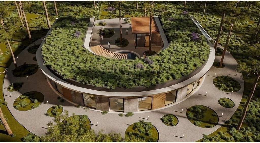 Vilë individuale , e pozicionuar në Zonën 2, me një sipërfaqe totale ndërtimi prej 370.8 m².  Organizimi i brendshëm përfshin:  135 m² kati -1 (kati nëntokë/teknik), i shoqëruar me një atrium prej 27.1 m² 135 m² kati 0 (kati i parë i banimit) 100.8 m² kati i dytë i banimit  Prona plotësohet nga një verandë prej 42.2 m², një oborr i gjelbëruar prej 201.7 m² dhe një parcelë totale prej 363 m².  Kjo vilë ofron një kombinim perfekt të hapësirave funksionale dhe komoditetit modern, e konceptuar për një stil jetese ekskluziv dhe privat.  Porto Lalzi, i vendosur përgjatë brigjeve të Adriatikut dhe i përkëdhelur nga dielli mesdhetar gjatë gjithë vitit, përfaqëson një koncept ekskluziv të jetesës moderne mes detit dhe natyrës. I rrethuar nga pisha madhështore dhe me pamje të hapur drejt detit, ky destinacion ofron privatësi absolute dhe një atmosferë qetësie të rafinuar.  Rezidencat premium, të kombinuara me shërbime elitare si butikë, kafene dhe restorante të zgjedhura, krijojnë një stil jetese të sofistikuar. I ndërtuar mbi parimet e qëndrueshmërisë, me infrastrukturë bashkëkohore dhe hapësira të gjelbra, Porto Lalzi garanton një mikroklimë ideale dhe një eksperiencë jetese të pakrahasueshme.  Me një sipërfaqe prej 228,280 m², projekti përfshin 135 vila dhe 730 apartamente, të konceptuara për privatësi maksimale dhe rehati absolute.