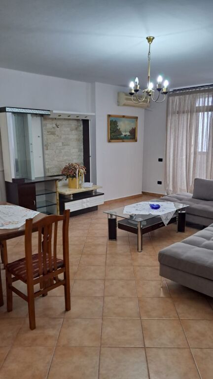 APARTAMENT 2+1 ME QIRA RRUGA KAVAJES