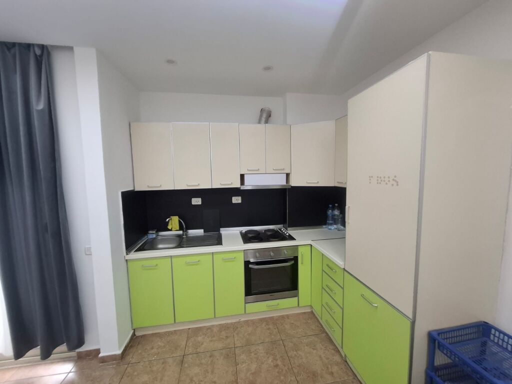 Jepet me Qera Apartament 1+1 Tek Shkembi i kavajes
