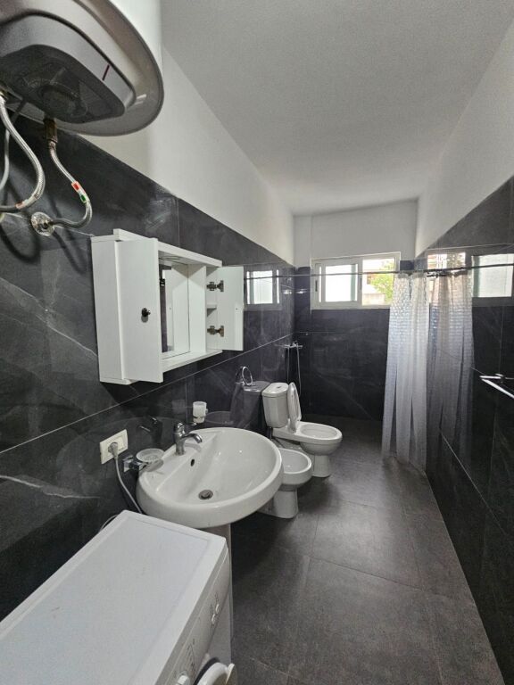 JEPET ME QERA APARTAMENT 2+1 + VERANDË PRANE KOPSHTIT IVINA