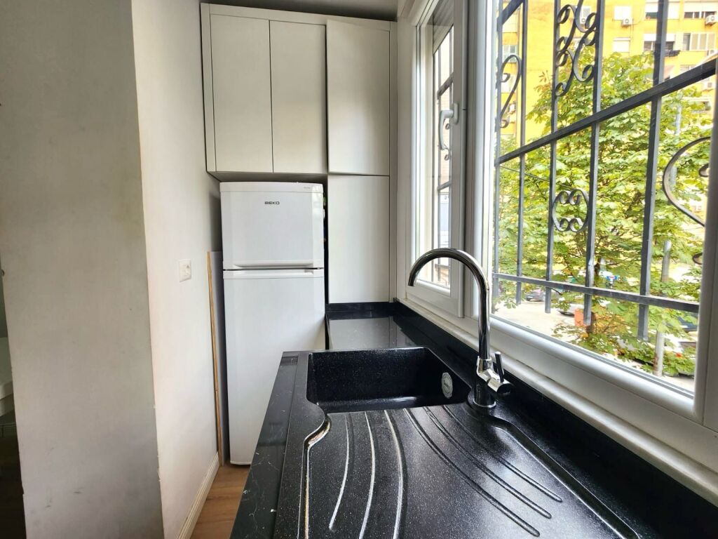 ffittasi Moderno Appartamento 2+1! 🔑 📍 Posizione: Via dei Kosovari (Zona Petro Nini / Lago) 💰 Prezzo: 600 Euro/mese