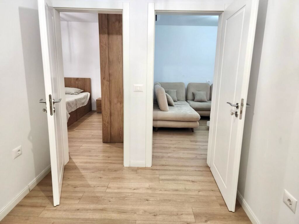 ffittasi Moderno Appartamento 2+1! 🔑 📍 Posizione: Via dei Kosovari (Zona Petro Nini / Lago) 💰 Prezzo: 600 Euro/mese