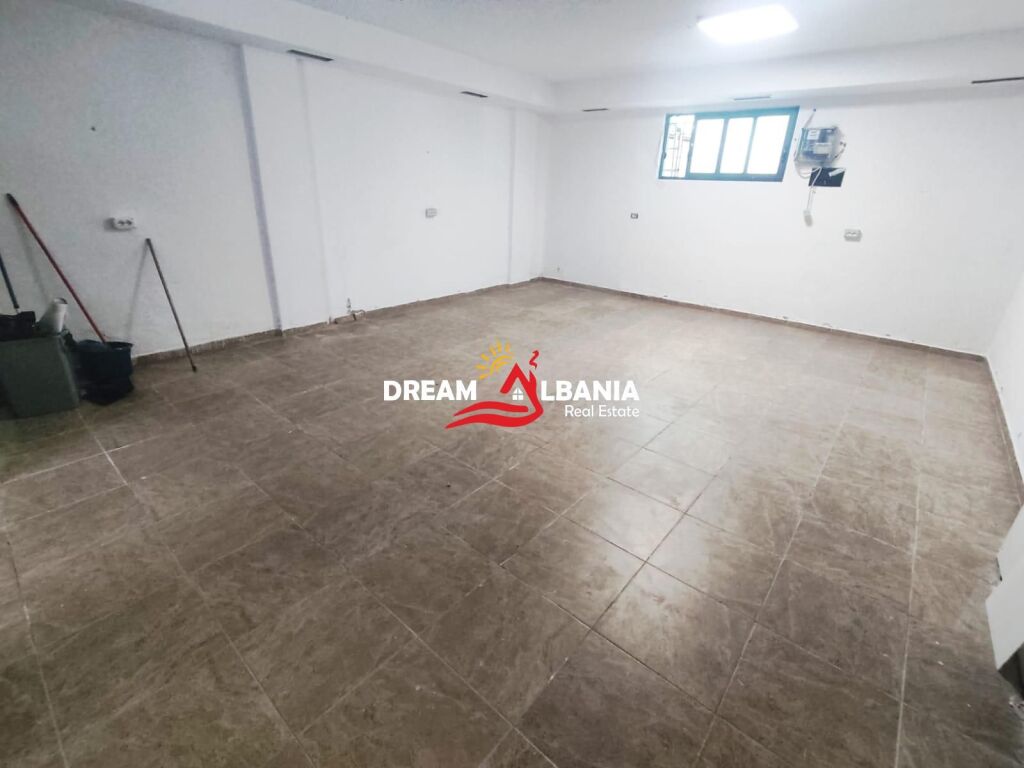 Affittasi negozio nella zona di Blloku vicino alla Scuola Petro Nini Luarasi – super opportunità di business! ( ID 42711159 )