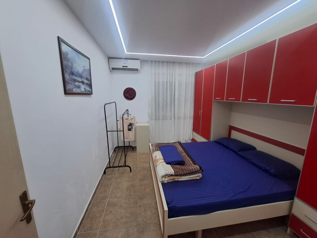 Jepet me Qera Apartament 1+1 Tek Shkembi i kavajes