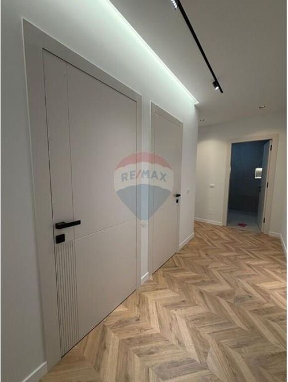 Shitet Apartament 2+1+2 pranë rrethit të Shkozës