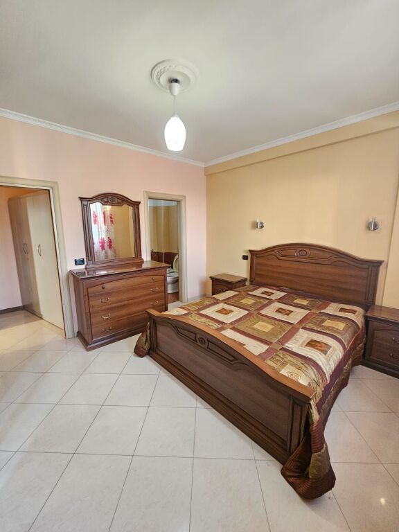 JEPET ME QERA  APARTAMENT 2+1+2 + DEPO  PRANE ISH URT