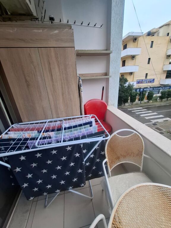 Jepet me Qera Apartament 1+1 Tek Shkembi i kavajes