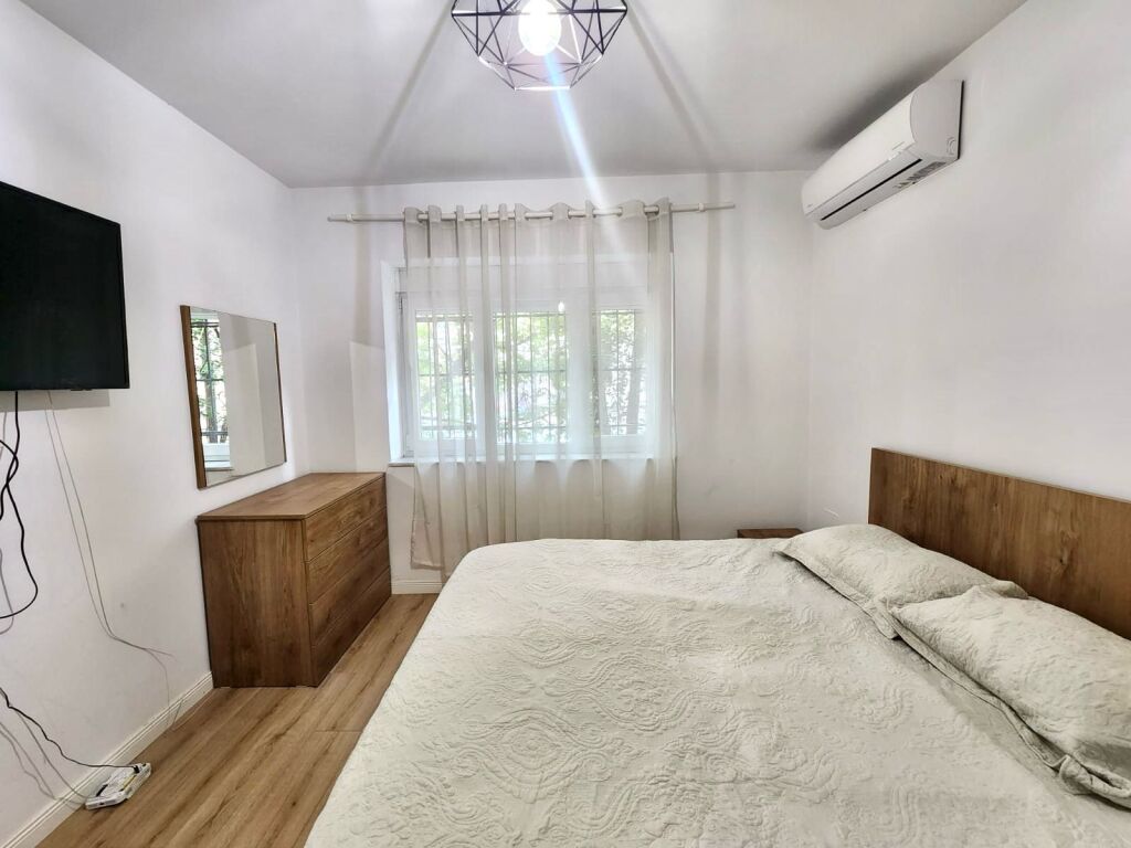 ffittasi Moderno Appartamento 2+1! 🔑 📍 Posizione: Via dei Kosovari (Zona Petro Nini / Lago) 💰 Prezzo: 600 Euro/mese