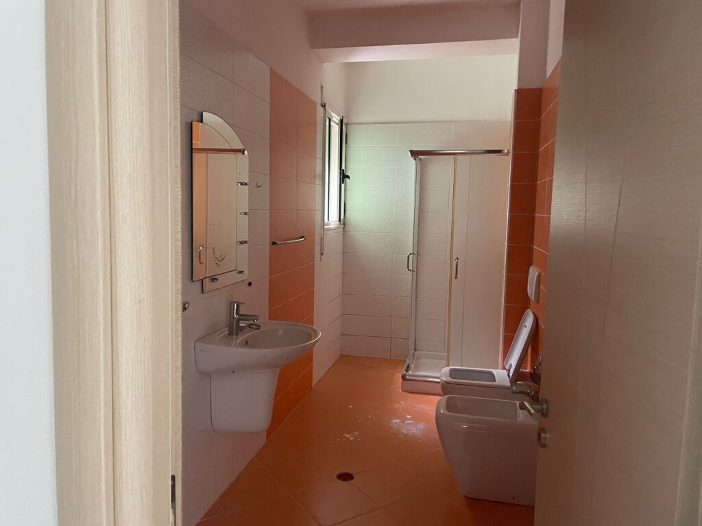 🏡 APARTAMENT 3+1 ME QIRA – PRANË PARKUT AULONA, VLORË