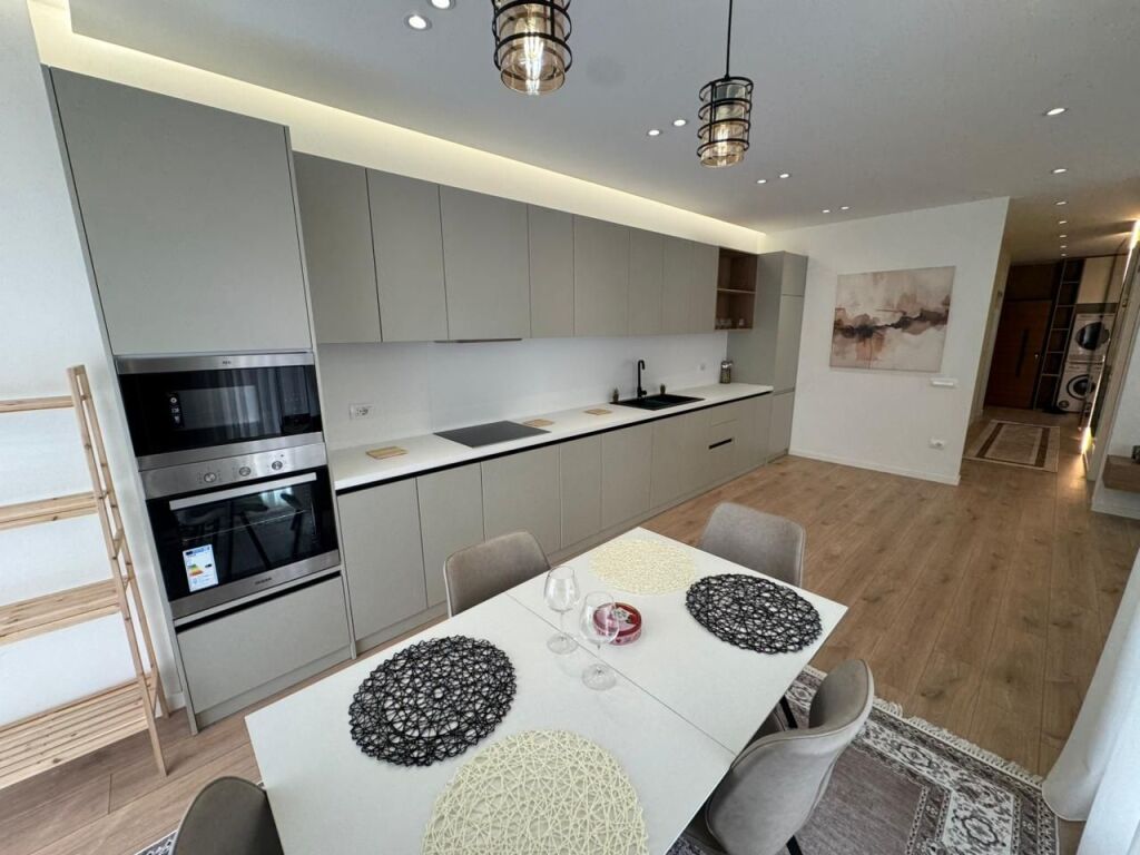 Appartamento 2+1+2 in affitto  Indirizzo: Zogu I zi  5° piano  Arredato e mai abitato prima  Superficie 120 m2  Prezzo 1100€ trattabile