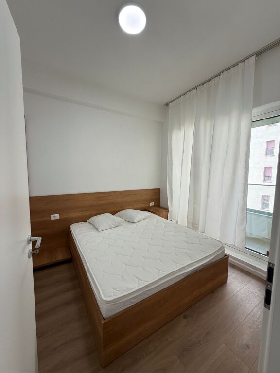 Jepet me qera apartament 1+1 Rruga ali demi