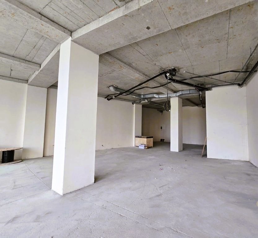 JEPET ME QIRA NJESI KOMERCIALE ME 2 POST PARKIMI, KATI PERDHE TEK LAKE VIEW !!