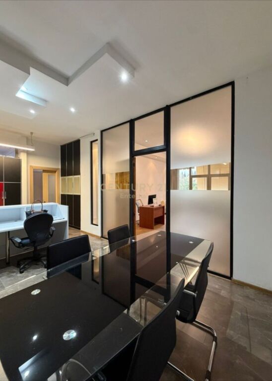 Ambient/ zyre per Qera te Garda 1,700 € /Muaj Sip. Totale  135m2