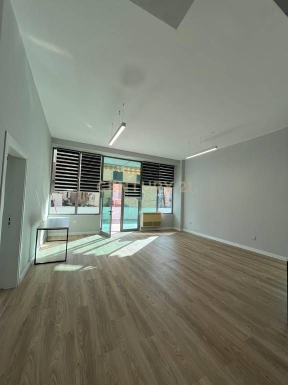 Ambient zyre për Qira – Komuna e Parisit !