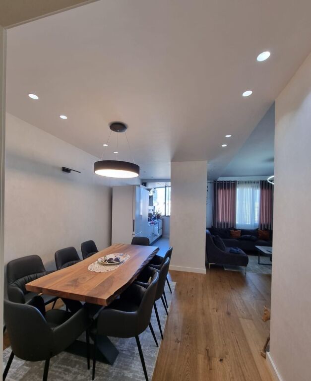 Shitet apartament 2+1 tek Stadiumi Dinamo