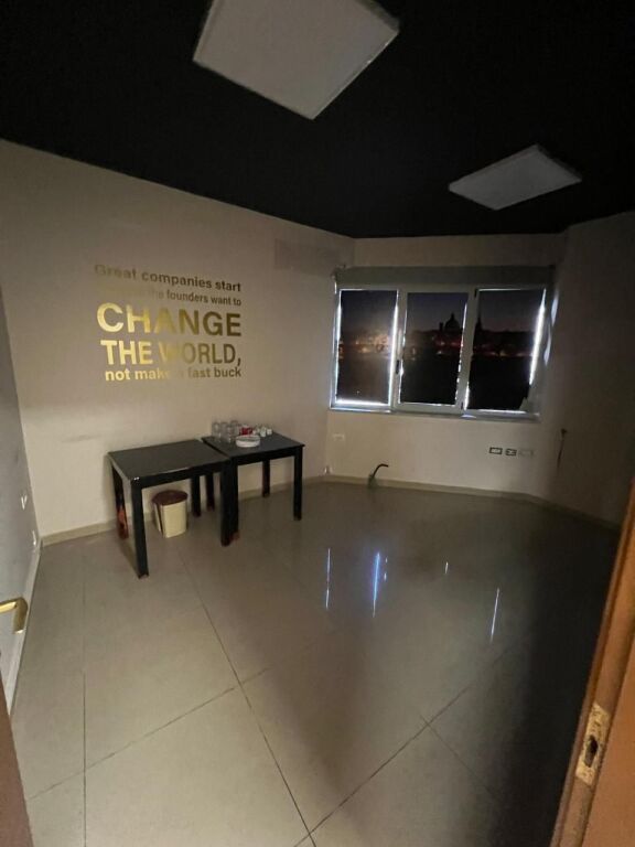 ZYRE PER QERA RRUGA E DDIBRES 250M2