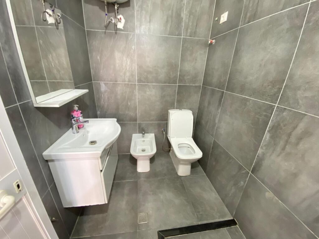 Shitet Apartament 1+1 prane muzeumit durres
