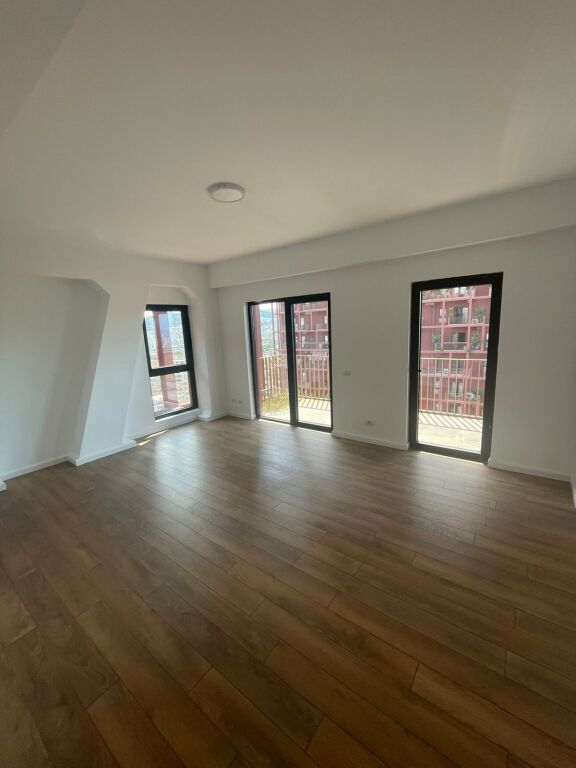 Garden Building, jepet me qera ambient per zyra 2+1+2 (150m2)