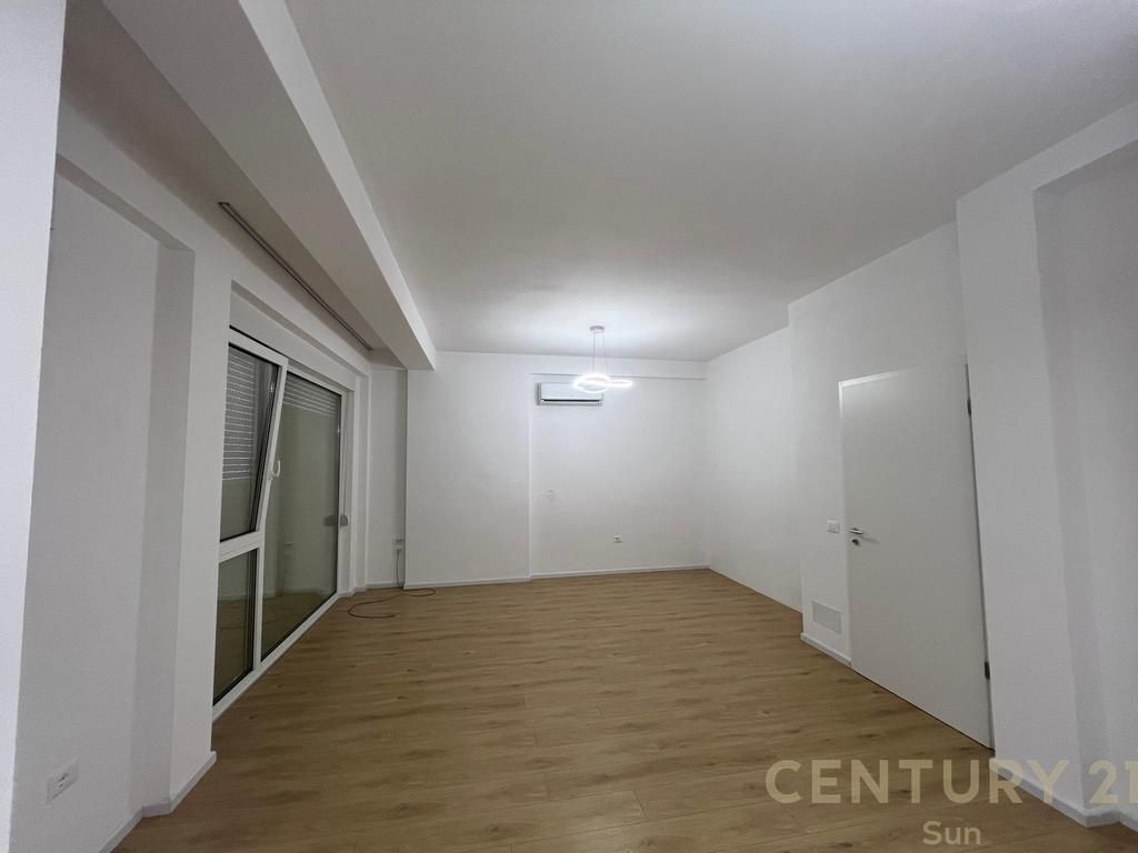 Ne ABA Residences shume shume prane liqenit te Farkes dhe Saukut ofrojme per qira vile te bashkengjitur. Vila ka nje oborr prej 140m2 dhe siperfaqe ndertimore neto prej 196m2 e cila organizohet ne 3 kate. Ne katin -1/0 organizohet ne vend parkimi i mbyllur per dy makina, dhome gjumi/zyre/dhome teknike, Ne katin 1 organizohet ambienti i ndenjes, dhome gjumi dhe nje tualet, Ne katin 2 organizohet ne tre dhoma gjumi, nje tualet dhe nje ballkon.  Na kontaktoni dhe ofrojini vetes mundesine te jetoni ne nje zone shume te qete dhe me akses te lehte