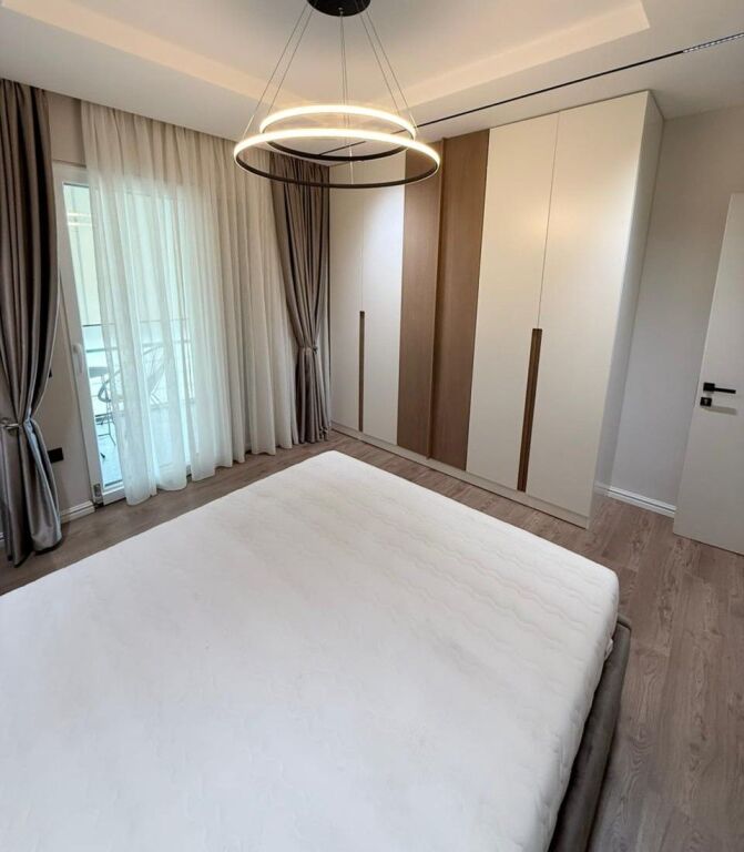 Jepet Apartament Luksoz 2+1 me Qira te Liqeni i Tiranës!