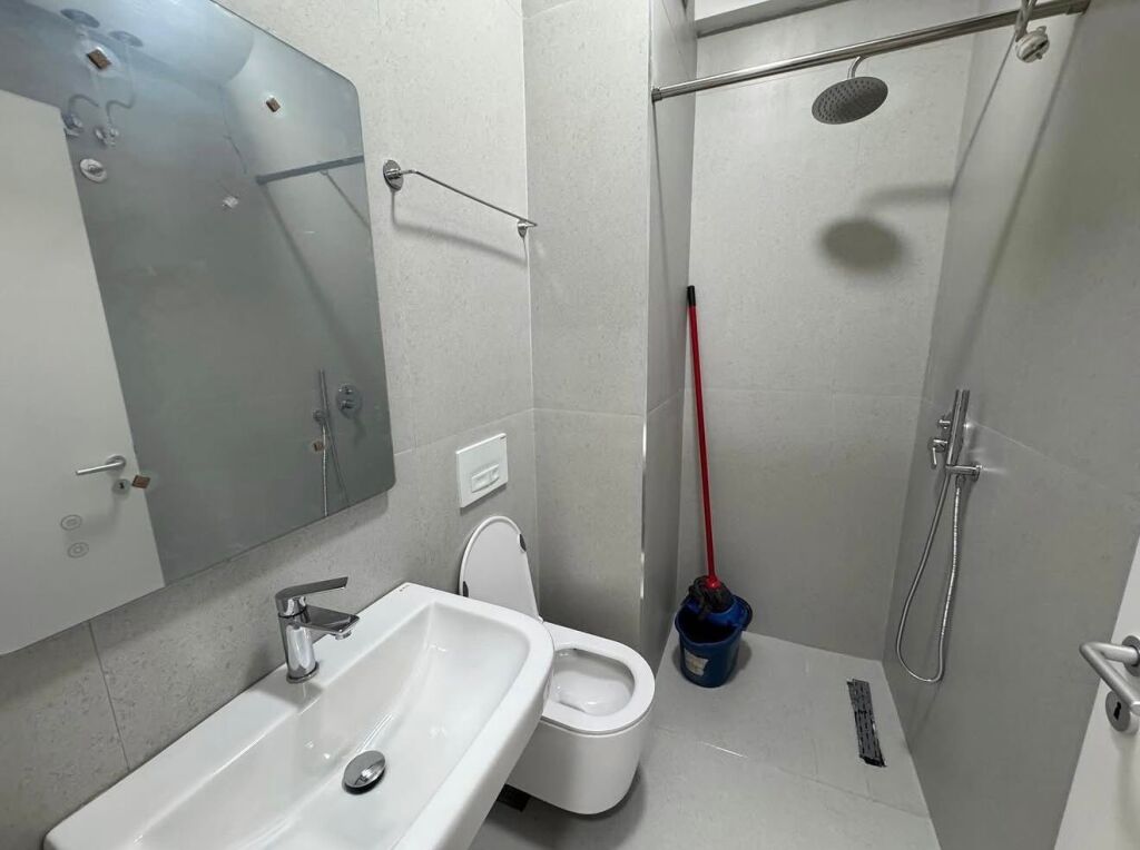 Jepet me qera apartament 1+1 Rruga ali demi