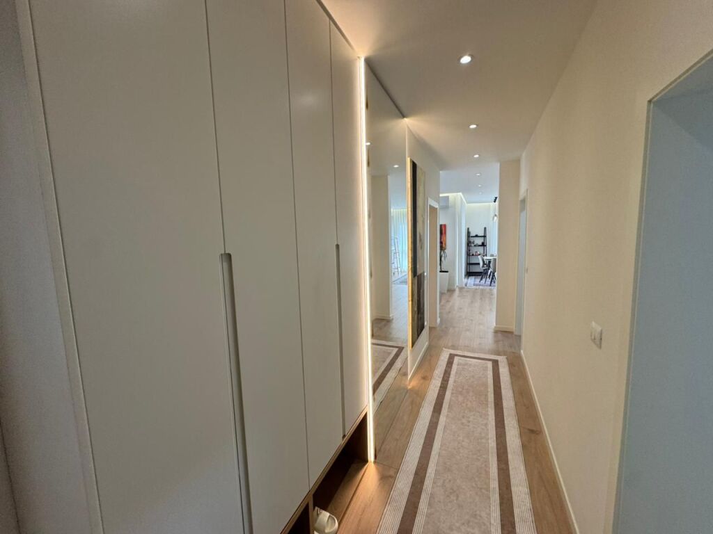 Appartamento 2+1+2 in affitto  Indirizzo: Zogu I zi  5° piano  Arredato e mai abitato prima  Superficie 120 m2  Prezzo 1100€ trattabile