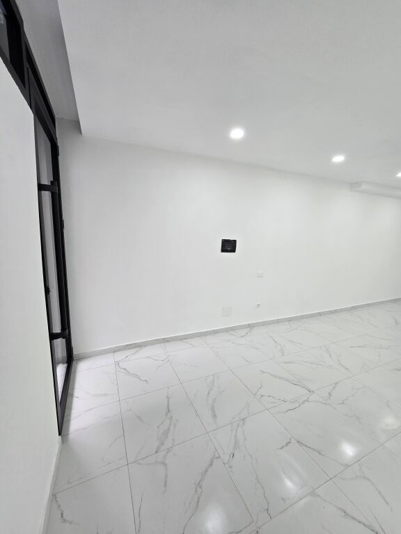 Ambient biznesi, Komuna e Parisit!