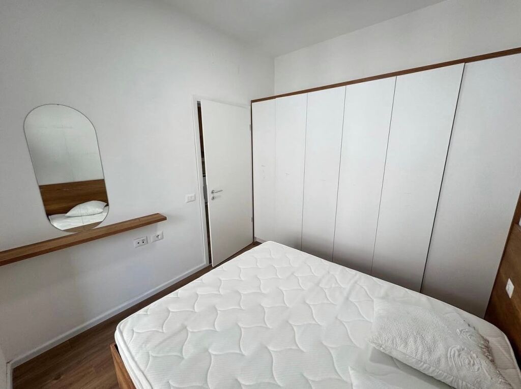 Jepet me qera apartament 1+1 Rruga ali demi